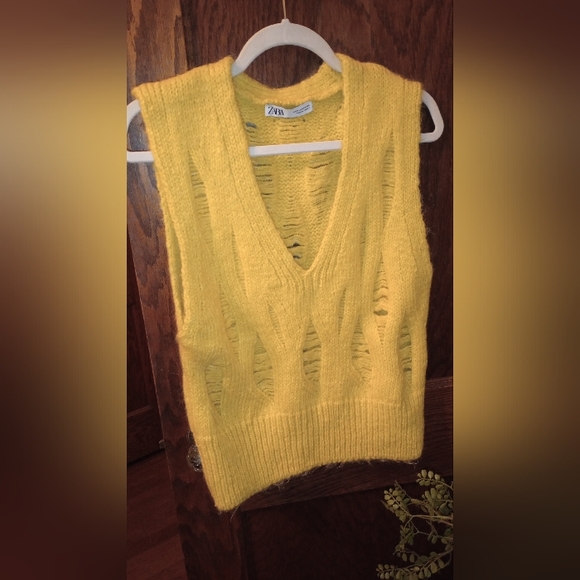 Zara Knit V-Neck Sweater Vest - Picture 2 of 4